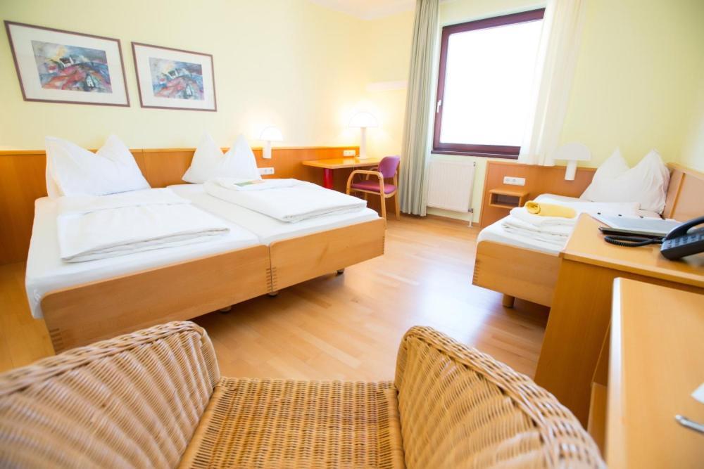 Das Reinisch Just Rooms Швехат Экстерьер фото