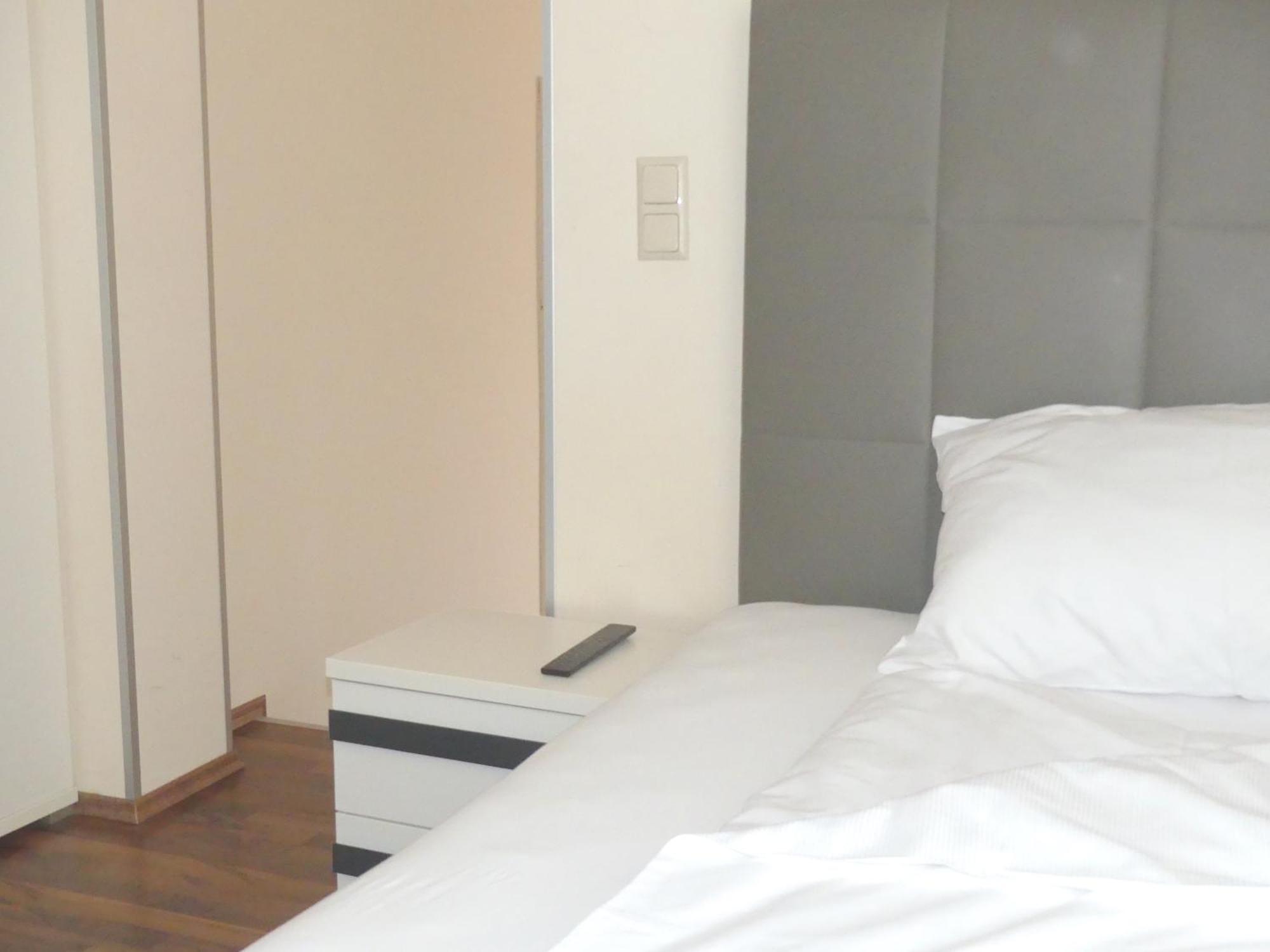 Das Reinisch Just Rooms Швехат Экстерьер фото